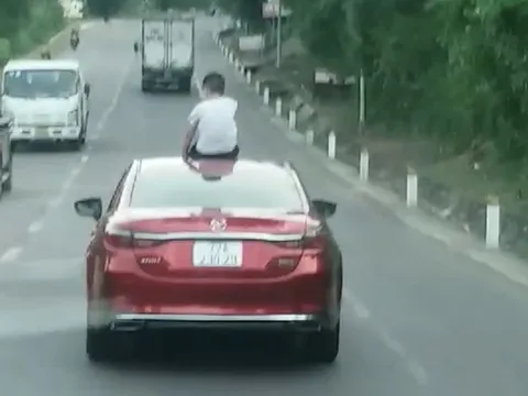Phạt nặng nữ tài xế lái ô tô để con ngồi trên mui xe