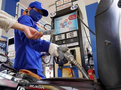 Giá xăng giảm mạnh 3.600 đồng mỗi lít