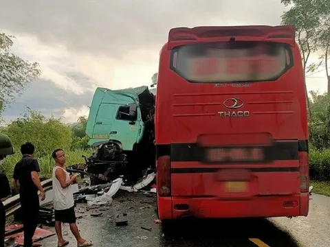 Xe khách tông xe đầu kéo, 8 người thương vong, 2 tài xế tử vong kẹt trong cabin