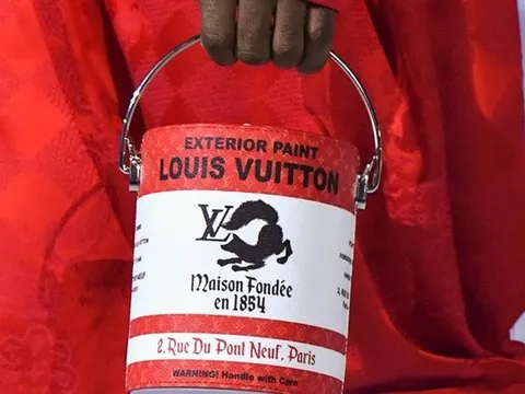 Louis Vuitton bán túi 'thùng sơn' giá 2.800 USD