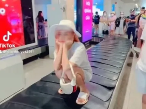 Cục Hàng không xác minh cô gái ngồi trên băng chuyền hành lý sân bay