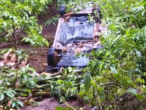 CLIP: Nước cuồn cuộn cuốn phăng ôtô, xe máy ở Lâm Đồng