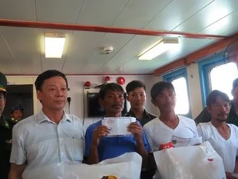 4 ngư dân gặp nạn của tỉnh Bình Thuận về đến bờ an toàn