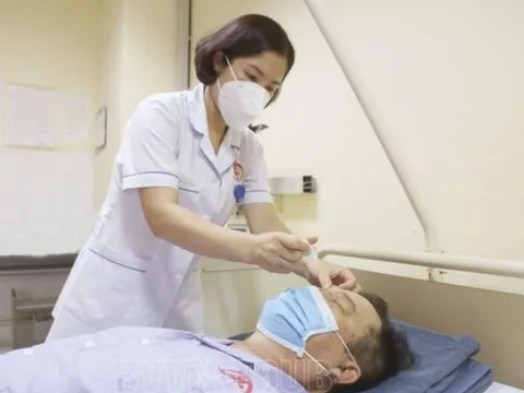 Bị quạt trần chém vào mặt, người đàn ông nhập viện