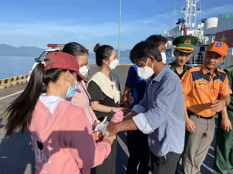 Đón 5 ngư dân Bình Thuận sống sót kỳ diệu sau 12 ngày đêm lênh đênh trên biển