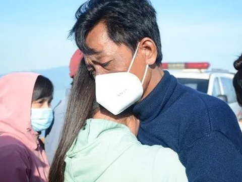 5 ngư dân được cứu sống trở về thấy mình "như được sinh ra lần nữa"