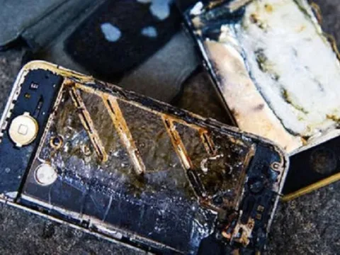 Vừa sạc điện thoại vừa chơi, bé trai 11 tuổi bị điện giật tử vong