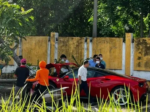 Video: Siêu xe Ferrari 488 GTB húc đổ cây tại Hà Nội