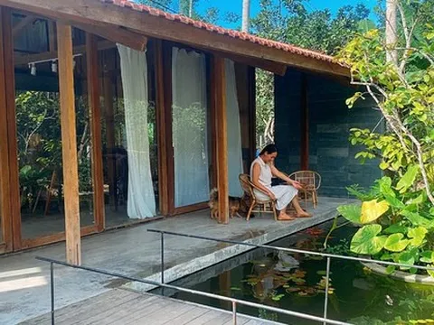 Bỏ phố về quê, cặp vợ chồng xây nhà gỗ trong vườn bưởi: Khung cảnh khiến tất cả trầm trồ