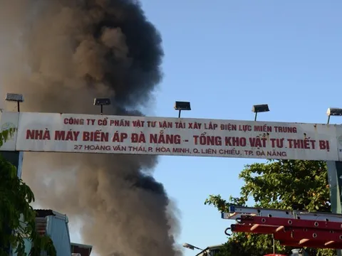 Hàng trăm người dập lửa tại kho vật tư của nhà máy Biến áp Đà Nẵng