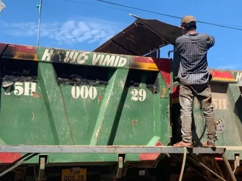 Cách làm hay của CSGT Thừa Thiên-Huế trong dẹp nạn xe quá khổ, quá tải