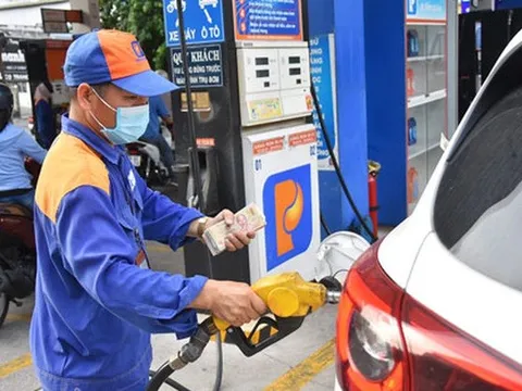 Giao Bộ Tài chính nghiên cứu giảm thuế, phí với xăng dầu