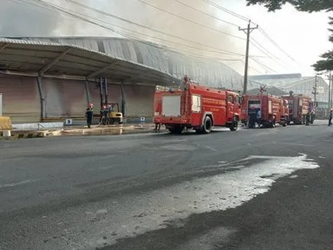 Bình Dương: Cận cảnh vụ cháy nhà xưởng hàng nghìn mét vuông