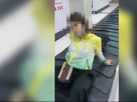 Cảng hàng không Phú Quốc lên tiếng vụ nữ hành khách ngồi trên băng chuyền hành lý