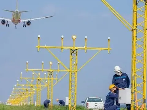 Nhân viên sân bay căng mình làm việc trong cái nóng 60 độ C