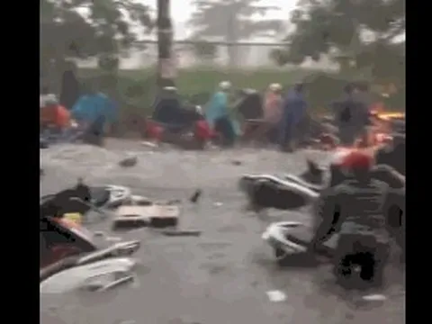 CLIP: Mưa lớn, nước chảy như thác cuốn phăng nhiều xe máy của công nhân tan ca