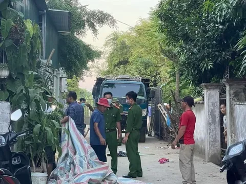 Tài xế lùi xe bất cẩn cán bé gái 2 tuổi tử vong trước cổng nhà