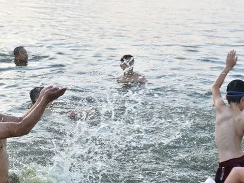 Ảnh: Hà Nội nắng nóng 37 độ C, người lớn, trẻ em biến hồ Linh Đàm thành bãi tắm để giải nhiệt