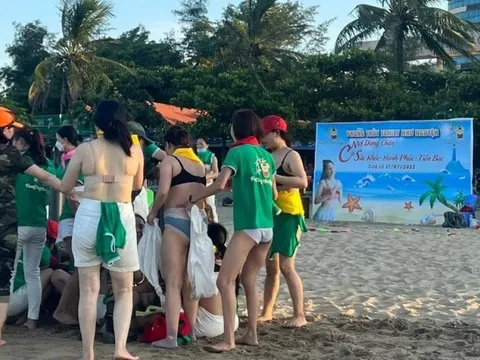 Phản cảm nhóm du khách nữ lột áo ngực chơi team building ở biển Cửa Lò