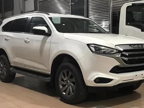 Isuzu mu-X 2022 ồ ạt về đại lý trước ngày ra mắt: Giá rẻ nhất phân khúc