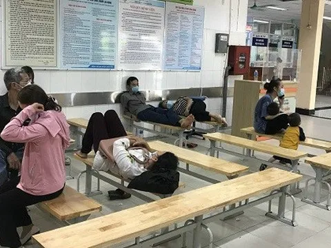 Nắng nóng gay gắt, người bệnh, người nhà mệt mỏi trong bệnh viện