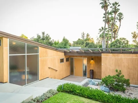 Cận cảnh căn nhà độc đáo của ngôi sao "Emily in Paris" Lily Colin