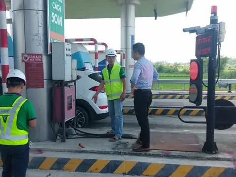 THU PHÍ KHÔNG DỪNG TỪ NGÀY 1-8: Tài xế than phiền vì tốn thêm phí