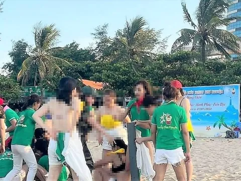 Nhóm nữ du khách cởi áo ngực chơi team building ở bãi biển: Làm bản tường trình, xin lỗi