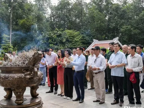 Hội Luật gia Việt Nam dâng hương tưởng niệm Chủ tịch Hồ Chí Minh