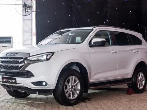 Chi tiết Isuzu mu-X 2022 bản có giá chưa đến 1 tỷ: Bên ngoài bóng bẩy, không có màn hình