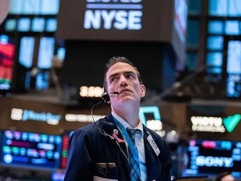 Chứng khoán, dầu "rủ nhau" giảm giá sau dự báo của IMF