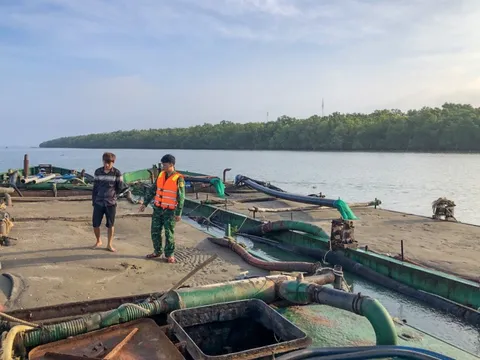 CLIP: 2 sà lan vận chuyển cát trái phép trên vùng biển Cần Giờ