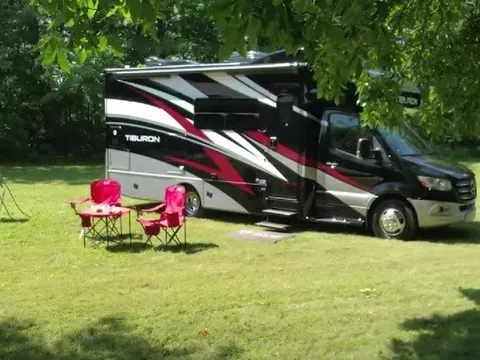 Mercedes-Benz Sprinter độ thành nhà 5 gian di động đủ cho 5 người sống du mục