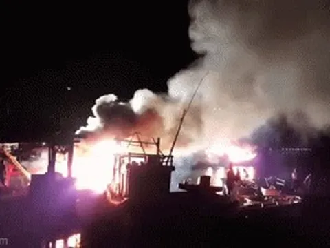 4 tàu cá của ngư dân Quảng Bình bất ngờ bốc cháy dữ dội