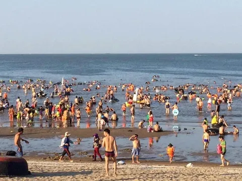 2 Bí thư phường cùng người dân cứu sống 6 trẻ em đuối nước khi tắm biển