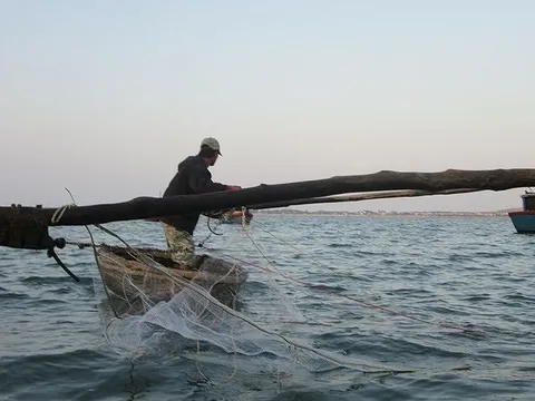 Bất ngờ về cái chết của 2 cha con ngư dân trong vụ chìm thuyền thúng ở Bình Định