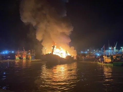 Nhiều tàu cá bất ngờ bốc cháy dữ dội ở Quảng Bình