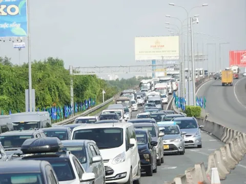 Thu phí không dừng: Cao tốc Long Thành - Dầu Giây đầu giờ ùn ứ, sau thông thoáng