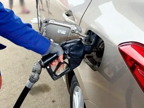 Hôm nay giá xăng giảm tiếp 470 đồng/lít