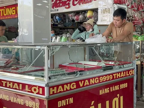 Kẻ dùng súng cướp 2 tiệm vàng ở Huế là cán bộ trại giam