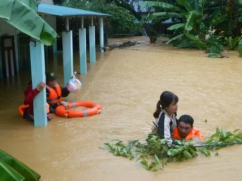 Xem xét kiểm điểm, kỷ luật 3 cán bộ huyện vì liên quan đến cứu trợ lũ lụt