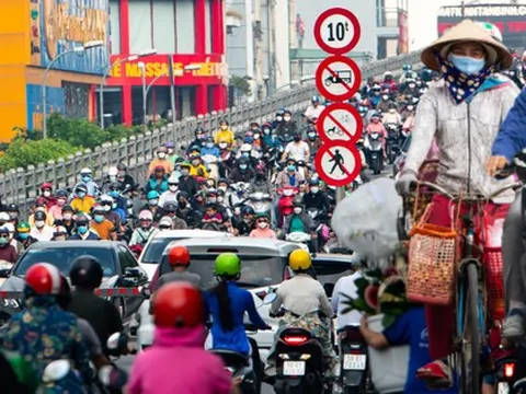 "Đặc sản" kẹt xe tứ phía ở TP.HCM trở lại: Sáng mệt mỏi đến công ty, chiều nhích từng chút một về nhà