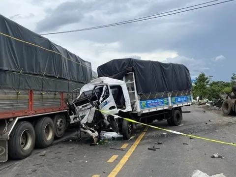 Tai nạn liên hoàn giữa 3 xe tải, người dân phá cabin cứu người