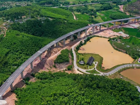 Cận cảnh tuyến cao tốc Cam Lộ - La Sơn trị giá 7.700 tỷ sắp hoàn thành