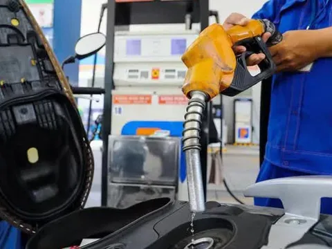 'Chuyện buồn' của xăng: Tăng giá do xăng, chưa giảm giá cũng... do xăng?