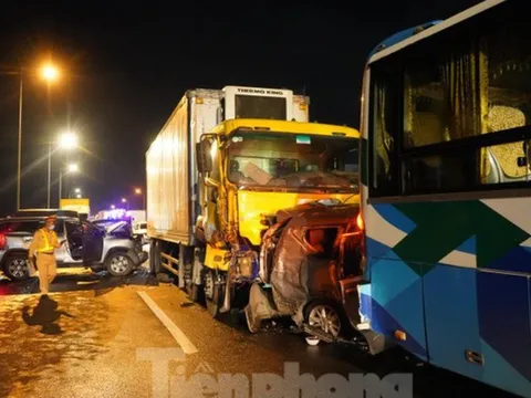 Hình ảnh ô tô bẹp dúm, nằm ngổn ngang sau vụ tai nạn liên hoàn trên cao tốc