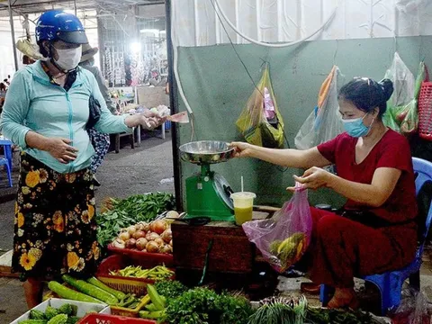 Bộ Tài chính nói gì khi giá hàng hóa "bất động" dù giá xăng dầu đã giảm sâu?