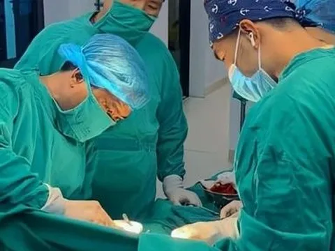 Nổ bom bi 2 anh em nguy kịch: Người em có nhiều vết thương nặng