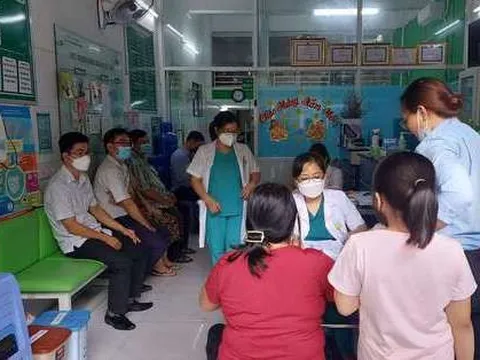 Nhân viên y tế "dứt áo" bệnh viện công (*): Nhiều hệ lụy khó lường