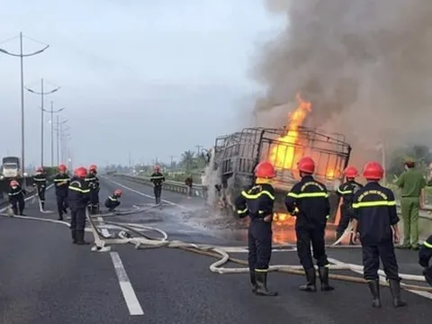 Xe tải cháy rụi trên cao tốc TP Hồ Chí Minh - Trung Lương